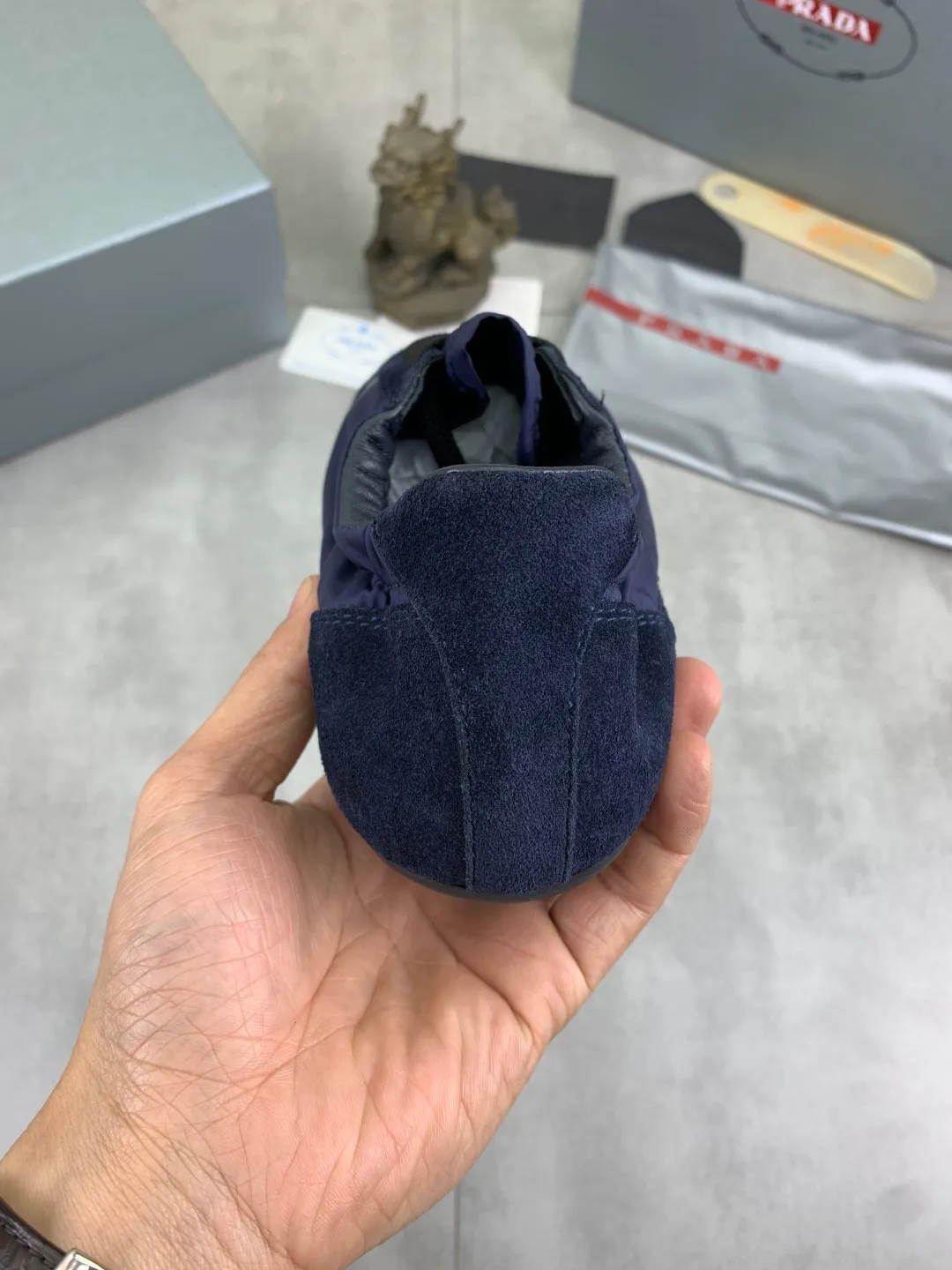 Men's shoes 💰P500💰【New style】hot style is on the official website, 🆘 Trendy brand (Prada) mainly promotes hot style, avant-garde and versatile fashion men's shoes private version mold opening, cowhide surface splicing 1:1 replica... fashionable and simple, original imported cowhide lining cowhide feet; the atmosphere and personality are more fashionable, eye-catching and pursuing class. It will subvert the old idea and be a must-have for fashion trendsetters with you! Must keep it for yourself! Tall and comfortable, large and low, high-end quality workmanship. Size: 38-44; 6️⃣colors available.